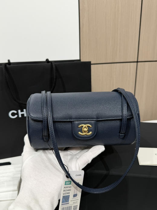春季特惠💰1000 原单香奈儿26P 春夏预告系列
Chane1 26P Preppy 保龄球包AS6143 商品图3