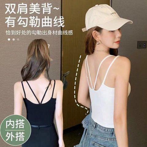 【辣妹风❗️39.9抢2件🔥双肩细带背心】双肩交叉细带设计增添细节感，自带胸垫兼顾舒适与便捷，面料弹力适中，可搭配衬衫、牛仔外套等，外穿美背裹胸一体内搭无袖短款上衣QQ 商品图2
