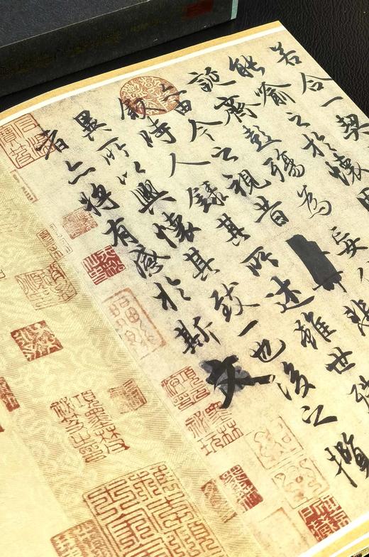 【捡漏】《晋王羲之书兰亭序》，冯承素摹本，原大复制，16开，绸面，经折装，带函套，西冷印社2021年5月初版。原价258，售价99元。 商品图10