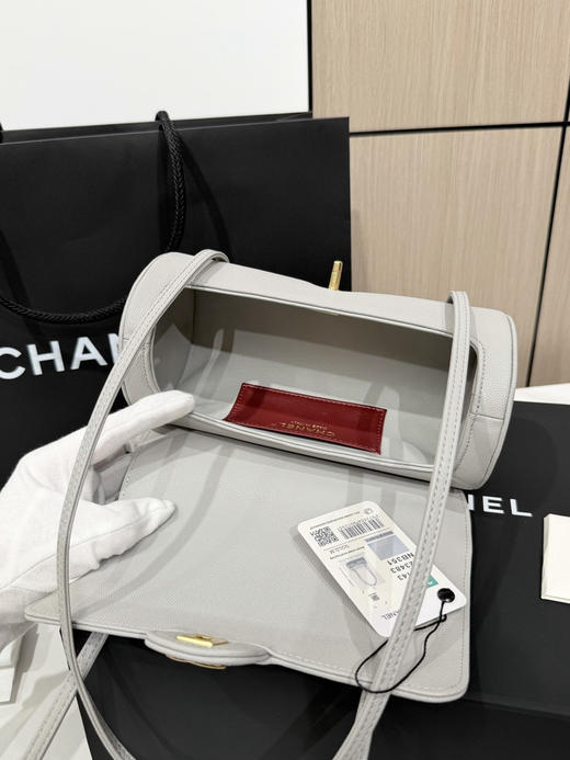 春季特惠💰1000 原单香奈儿26P 春夏预告系列
Chane1 26P Preppy 保龄球包AS6143 商品图7