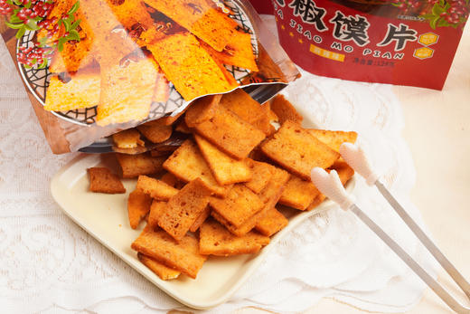 🤩 5袋到手29.8💰【花椒馍片】口感酥脆而不硬😋配料干净 ✅双味可选：椒香款香麻不呛、麻辣款劲爽，适配不同口味需求 ✅配料干净：无多余添加，小麦粉搭配花椒、辣椒等天然食材及香辛料 商品图4