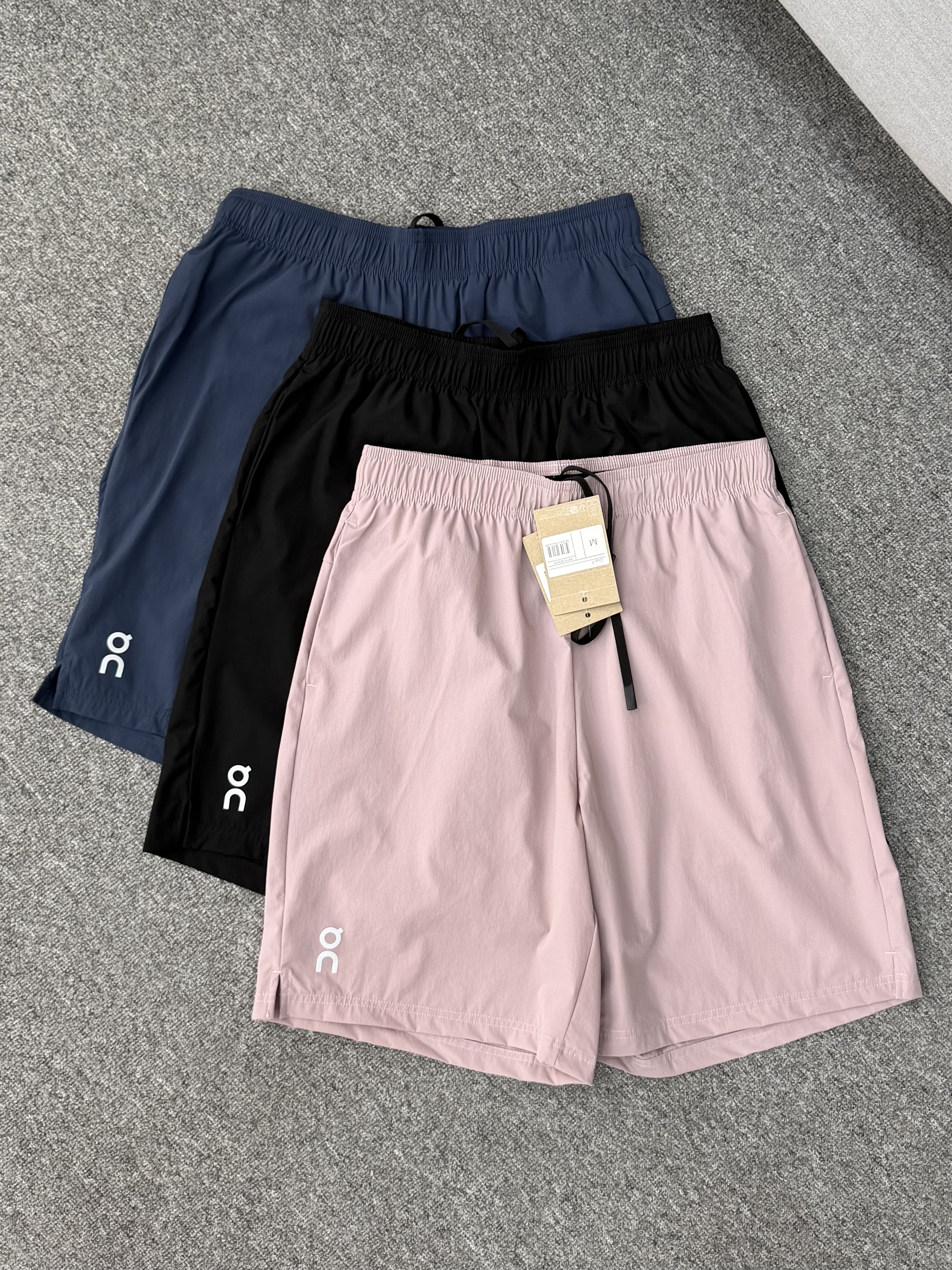 毒家，三色！ 瑞士 On昂跑Essential Shorts 轻量快干跑步运动短裤   开叉on短裤