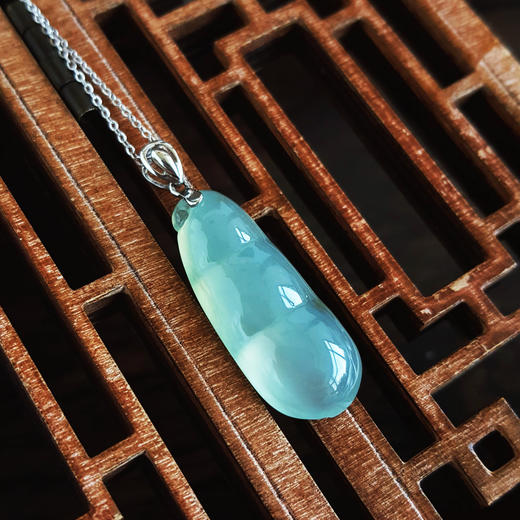 【天然正品】A货翡翠AU750白金镶天然细腻浅青色冰种福豆翡翠吊坠项链32.5*10.7*5.4MM（皆取最大值）281025AH34 商品图7