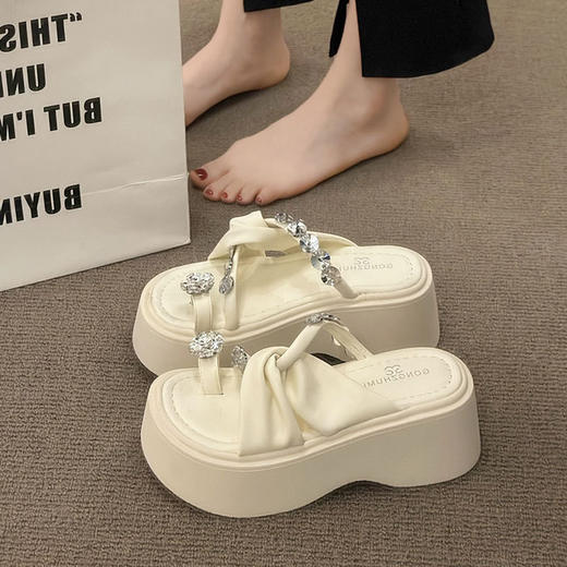【增高显瘦❗️水钻套趾凉拖鞋】一脚蹬设计穿脱便捷，缎面材质柔软亲肤，水钻点缀增添精致感，厚底设计增高不累脚，外穿2026新款仙女风增高厚底沙滩配裙子凉鞋★美物社 商品图1