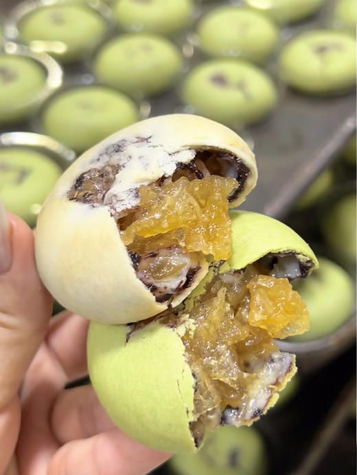 「龙井银耳八珍饼」 手工麻薯拉丝👏🏻 龙井清香解暑🍃 八珍甄选食材 清甜不腻🌾选用墨江紫米 手工慢熬 入口香甜 糯而不腻  商品图3