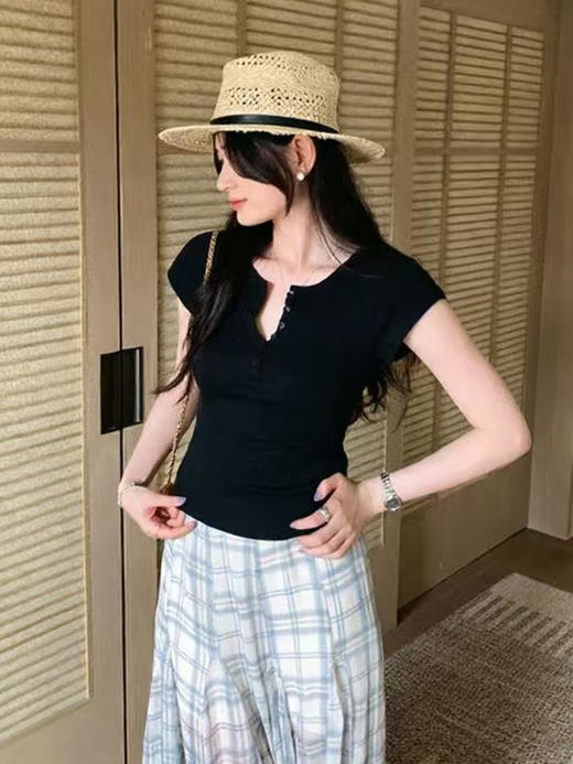 西遇亨利领排扣设计短袖T恤女2026年夏季新款正肩修身显瘦上衣SS060413 商品图2