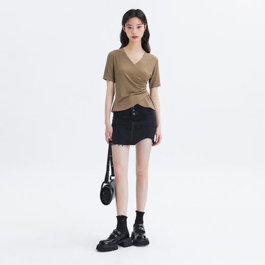 西遇V领T恤女夏季新款褶皱显瘦设计感短款上衣LYM20780 商品图1