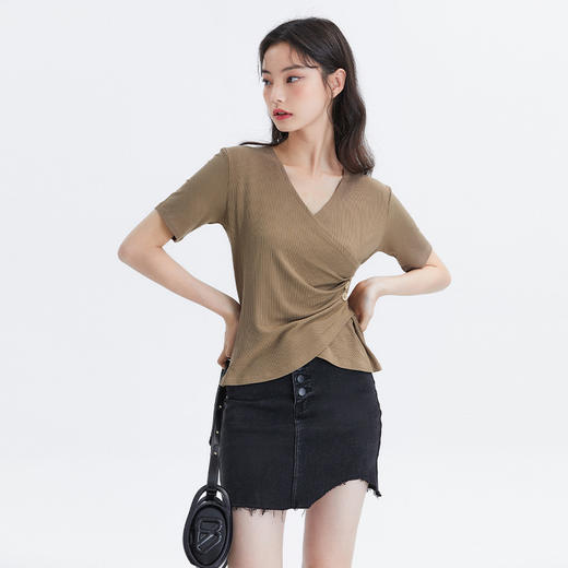 西遇V领T恤女夏季新款褶皱显瘦设计感短款上衣LYM20780 商品图0