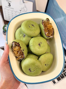 「龙井银耳八珍饼」 手工麻薯拉丝👏🏻 龙井清香解暑🍃 八珍甄选食材 清甜不腻🌾选用墨江紫米 手工慢熬 入口香甜 糯而不腻 