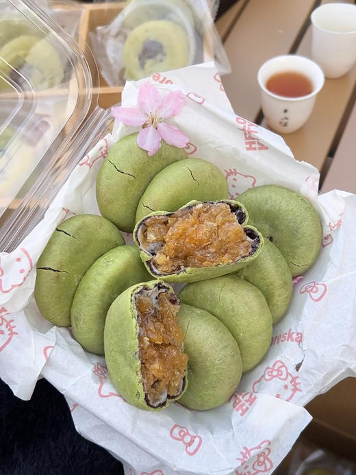 「龙井银耳八珍饼」 手工麻薯拉丝👏🏻 龙井清香解暑🍃 八珍甄选食材 清甜不腻🌾选用墨江紫米 手工慢熬 入口香甜 糯而不腻  商品图1