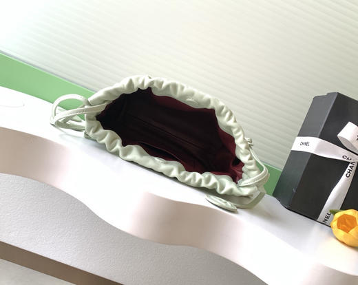 春季特惠💰1060 原单香奈儿 26s福袋菱格抽绳水桶包AS5227 商品图7