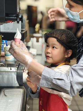 5.24【成华迎晖路店-麦当劳派对】麦当劳姐姐陪你开启美味新体验，亲子游戏，探索麦当劳厨房的奥秘，制作并享用美味汉堡，还有惊喜小礼物哟。