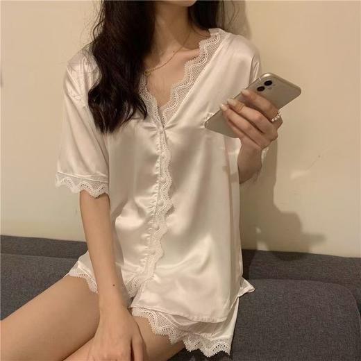 【高级感❗️冰丝蕾丝边短袖套装】冰丝面料轻薄透气，自带垂坠感超亲肤，蕾丝花边细节精致，开衫设计穿脱方便，新款睡衣女夏季冰丝蕾丝花边两件套家居服 商品图3