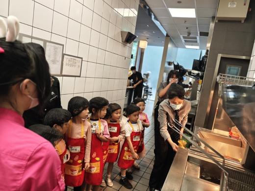 5.24【成华迎晖路店-麦当劳派对】麦当劳姐姐陪你开启美味新体验，亲子游戏，探索麦当劳厨房的奥秘，制作并享用美味汉堡，还有惊喜小礼物哟。 商品图4
