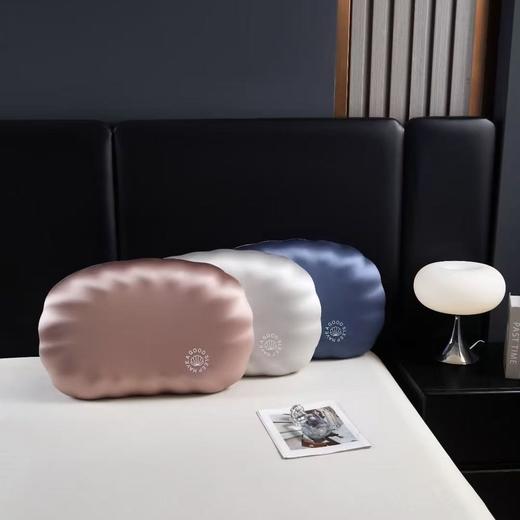 【云端贵妇深睡枕❗️一觉睡到天亮】GUTA顾她慢回弹护颈助眠枕 柔软释压不塌不硌 贴合颈椎曲线 深睡不翻身 透气亲肤 久睡不闷 零压睡眠贵妇枕 商品图2