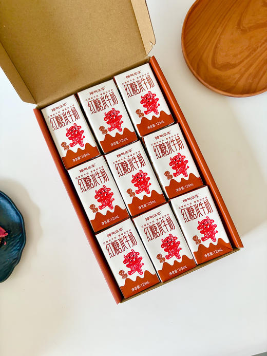 神气水牛红糖水牛奶 一盒穿越时光的甜蜜！ 天然牧草滋养水牛乳源，滴滴香醇 配料简单，只有生牛乳+生水牛乳+红糖糖浆（1%） 含3.8g优质蛋白，奶香浓郁不腥不腻 商品图6
