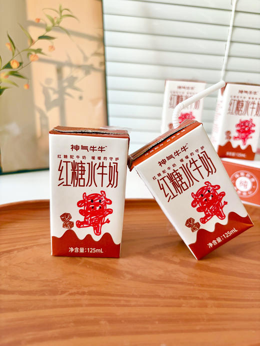 神气水牛红糖水牛奶 一盒穿越时光的甜蜜！ 天然牧草滋养水牛乳源，滴滴香醇 配料简单，只有生牛乳+生水牛乳+红糖糖浆（1%） 含3.8g优质蛋白，奶香浓郁不腥不腻 商品图0
