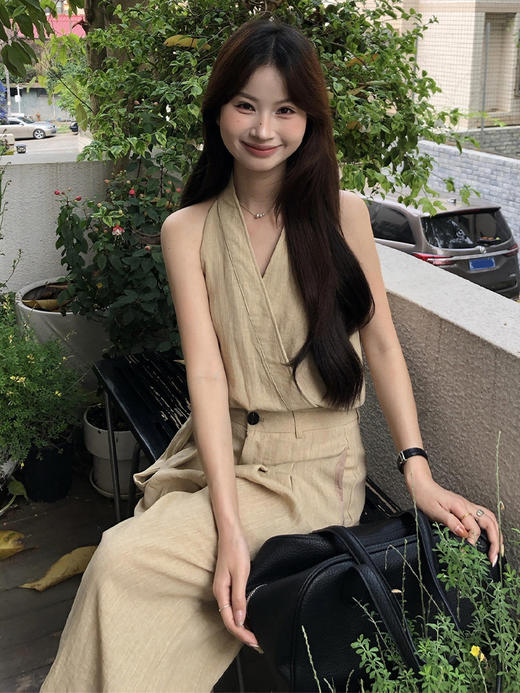 西遇挂脖V领背心阔腿裤套装女2026夏季新款气卡其色质通勤两件套SS060402 商品图1