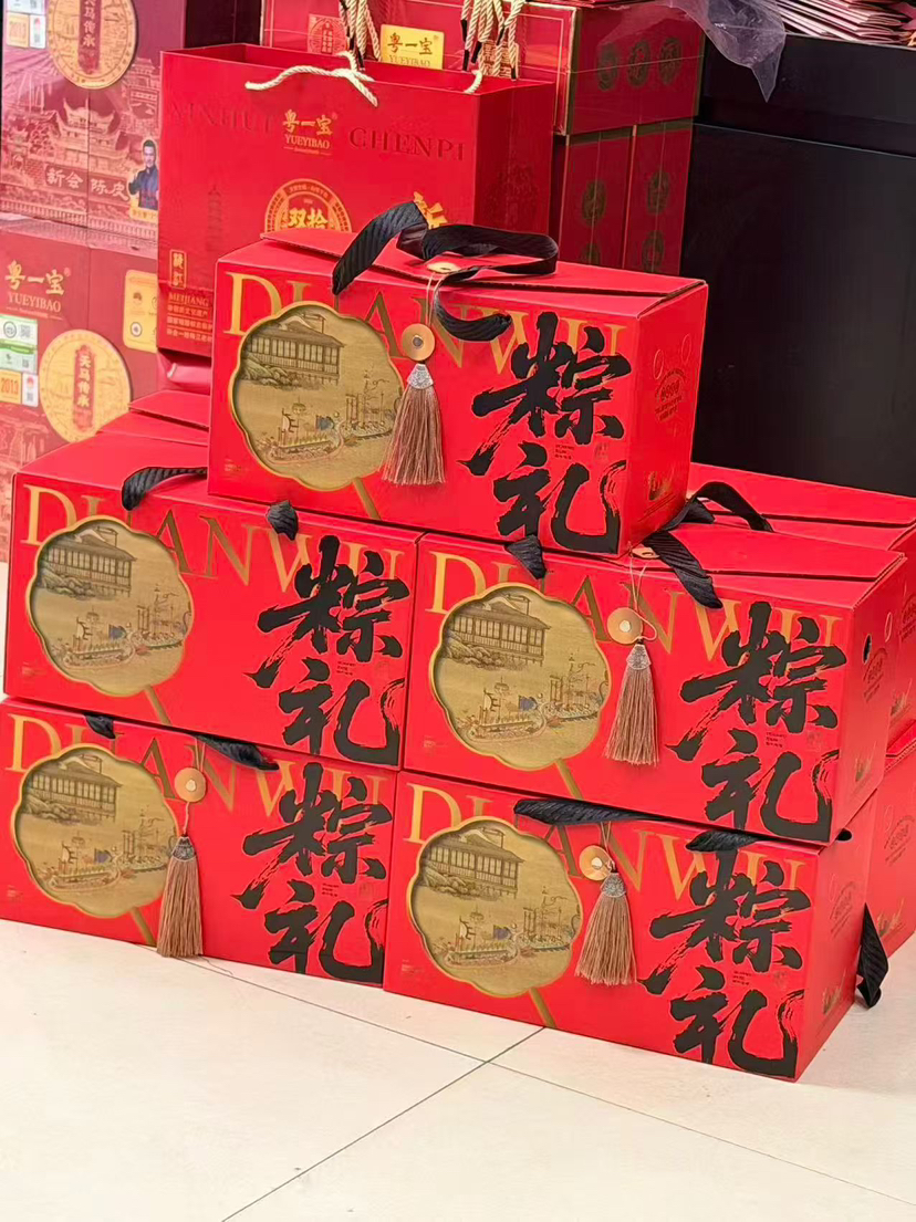 全家福 手工粽 A款套餐
梅干菜肉粽2枚
大肉粽4枚
蛋黄大肉粽2枚
玉米蛋黄肉粽2个 烤鸭蛋6枚