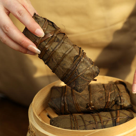 逢食 粽横财蛋礼盒，非遗槲叶粽240g/袋（2只装）裹满山林香气，轻盐蟹皇蛋健康不减香，揽胜长盒，8粽8蛋（紫米玉竹+陈皮红豆+蛋黄鲜肉2袋）一盒双全！ 商品图5