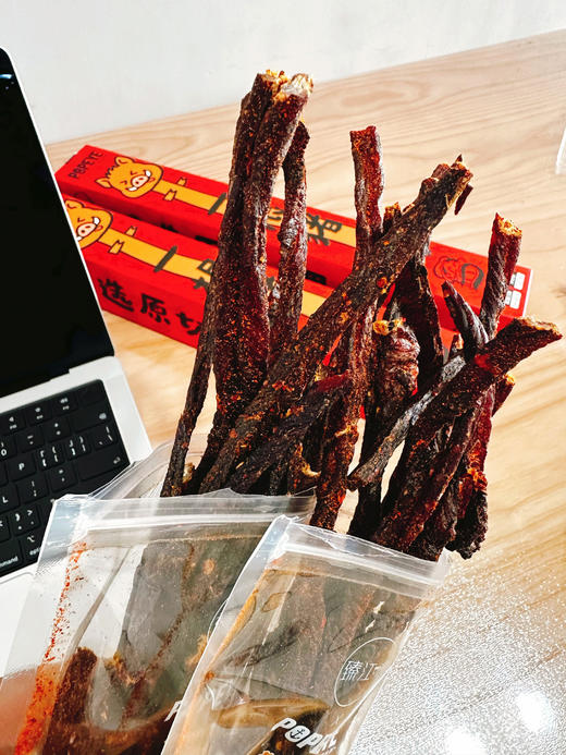 追剧嘴巴闲得慌？来根大力水手一根猪！🔥辣劲够足还不烧胃，嚼着全是肉丝香，不知不觉就炫完一包～ ✅原切三号里脊肉 ✅72小时低温风干，肉质饱满 商品图7