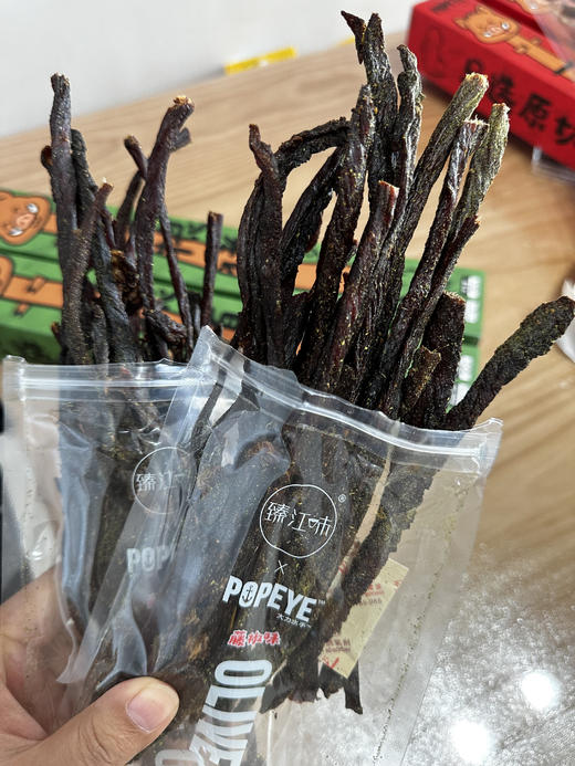 追剧嘴巴闲得慌？来根大力水手一根猪！🔥辣劲够足还不烧胃，嚼着全是肉丝香，不知不觉就炫完一包～ ✅原切三号里脊肉 ✅72小时低温风干，肉质饱满 商品图6