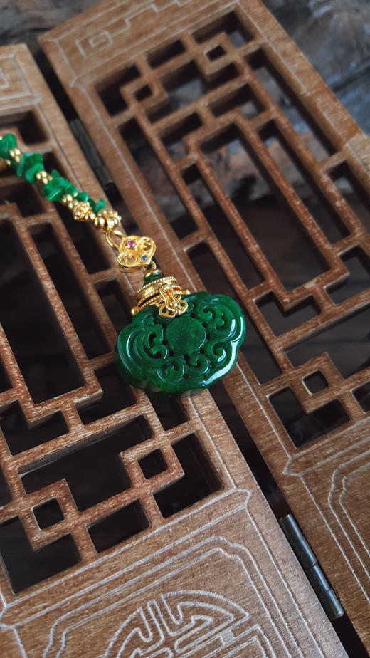【天然正品】A货翡翠AU750黄金镶天然糯种满绿如意造型香囊翡翠精工款吊坠项链 项链：62CM 290426NJS28 商品图7