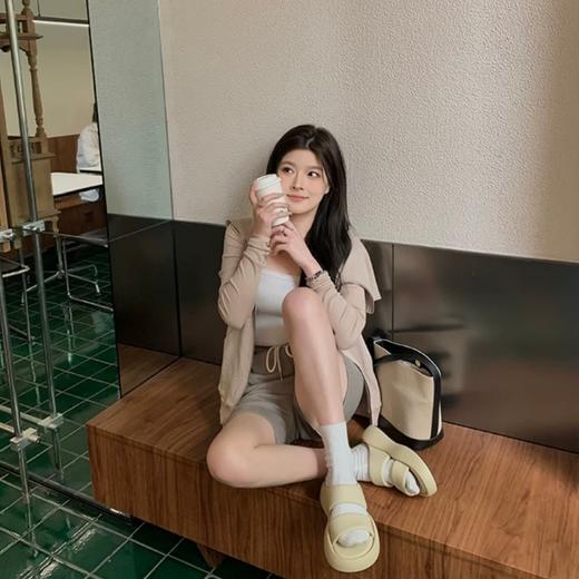 SOSOTATA 厚底云朵拖 可外穿可家居 轻柔舒适 一体成型 防滑大底 鞋面一字带设计 显脚小 增高后跟拉长美腿 商品图7