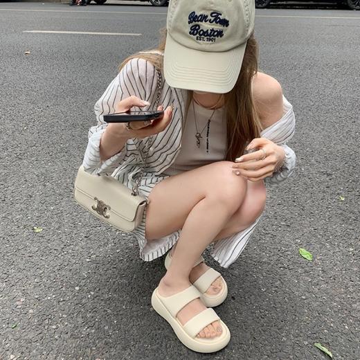SOSOTATA 厚底云朵拖 可外穿可家居 轻柔舒适 一体成型 防滑大底 鞋面一字带设计 显脚小 增高后跟拉长美腿 商品图2