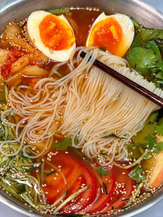 😍筋道爽滑，酸辣鲜甜🥰咸辣适中💰19.9到手4袋❗【小麦冷面】🍜超劲道的面条，冰冰凉的汤底😋 ✅优质小麦制面，筋道 Q 弹😘酸甜冷面汁裹面，冰爽解腻。  商品图1
