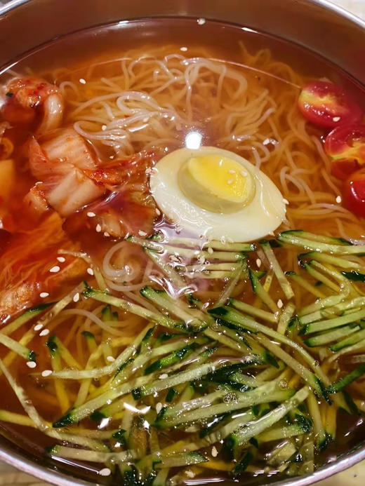 😍筋道爽滑，酸辣鲜甜🥰咸辣适中💰19.9到手4袋❗【小麦冷面】🍜超劲道的面条，冰冰凉的汤底😋 ✅优质小麦制面，筋道 Q 弹😘酸甜冷面汁裹面，冰爽解腻。  商品图2