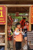 5.24【邛崃-山水夹关|皮缝峡谷亲子徒步】游览夹关古镇，古镇亲子游玩，坐竹筏，看吊脚楼，皮缝峡谷3公里亲子玩水环线，看清代石拱桥，玩水捞小虾 商品缩略图13
