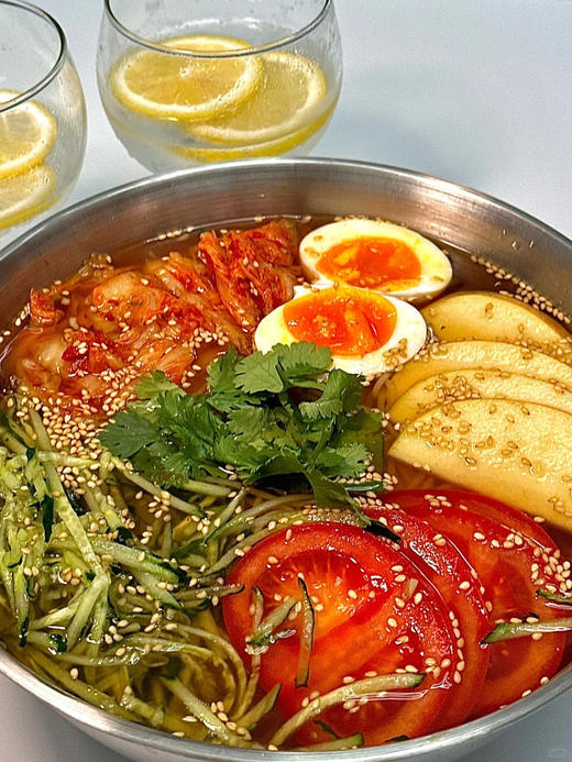 😍筋道爽滑，酸辣鲜甜🥰咸辣适中💰19.9到手4袋❗【小麦冷面】🍜超劲道的面条，冰冰凉的汤底😋 ✅优质小麦制面，筋道 Q 弹😘酸甜冷面汁裹面，冰爽解腻。  商品图3