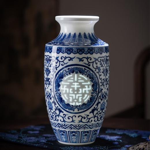 富玉呈祥丨富玉呈祥富玉陶瓷手绘青花寿字玲珑花瓶家居客厅卧室仿古陶瓷器摆件 手绘寿字玲珑瓶 商品图0
