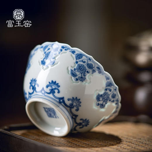 富玉窑 丨富玉景德镇青花玲珑杯新中式高档陶瓷功夫茶主人杯莲花葵口单杯品茗杯 莲花葵口杯（富玉窑，手工手绘） 商品图2