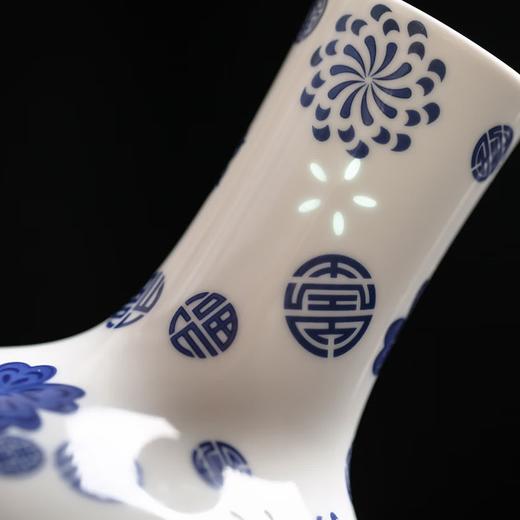 富玉呈祥丨富玉呈祥景德镇陶瓷花瓶青花白瓷玲珑釉中彩创意摆件桌面装饰品玄关礼盒装 皮球花天球玲珑瓶 商品图4
