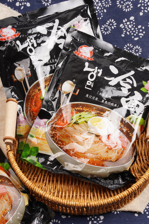😍筋道爽滑，酸辣鲜甜🥰咸辣适中💰19.9到手4袋❗【小麦冷面】🍜超劲道的面条，冰冰凉的汤底😋 ✅优质小麦制面，筋道 Q 弹😘酸甜冷面汁裹面，冰爽解腻。  商品图7