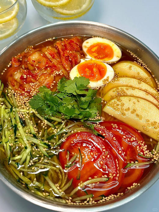 😍筋道爽滑，酸辣鲜甜🥰咸辣适中💰19.9到手4袋❗【小麦冷面】🍜超劲道的面条，冰冰凉的汤底😋 ✅优质小麦制面，筋道 Q 弹😘酸甜冷面汁裹面，冰爽解腻。  商品图4