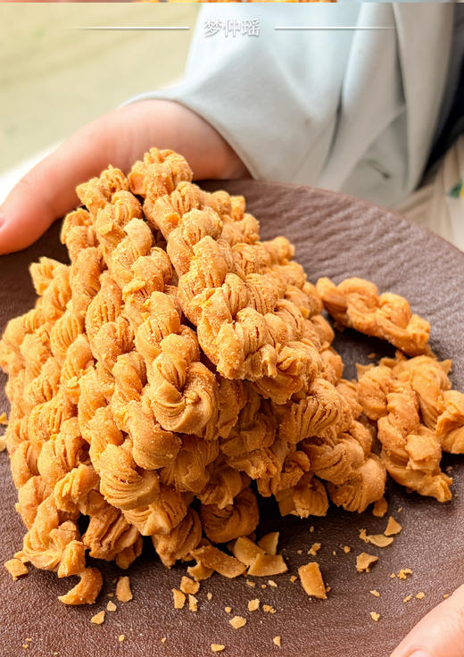 梦仲瑶蟹黄味黄油千层麻花🤤 不是普通麻花！是千层！千层！！ ✅添加进口新西兰奶源黄油，添加量≥5%，口感更醇厚 ✅千层酥皮工艺，一口咬下，酥脆掉渣 商品图5