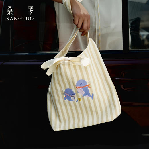 微笑豚豚』桑罗江豚条纹印花托特包包女大容量外出通勤系带帆布包 商品图0