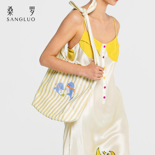 微笑豚豚』桑罗江豚条纹印花托特包包女大容量外出通勤系带帆布包 商品图3