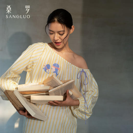 微笑豚豚』桑罗江豚印花桑蚕丝睡裙女长袖家居服可外穿2026新款 商品图1