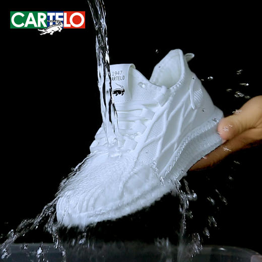 【CARTELO卡帝乐鳄鱼  第四代情侣款防水防污防滑按摩飞织鞋】每一双鞋子都有自己独特的代码  优质充棉透软内里，后跟提拉设计，轻松一脚蹬。 商品图4