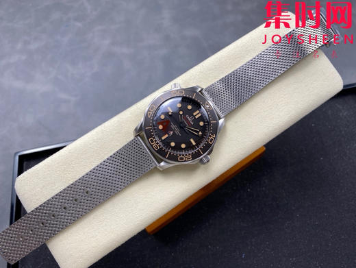 全新升级 匠心传承 欧米茄OMEGA VS海马300米系列 VS无暇赴死 邦德007-无暇赴死 全钛V4版 丹东8806一体机 男士腕表 表径42mm 商品图3