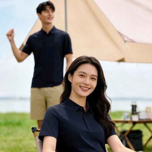 【高端品质】情侣款冰氧翻领POLO衫 高弹冰感速干面料  简约四合扣设计 无痕压胶工艺 基础百搭 7A抗jun 触感清凉 顺垂有质感 商品图3