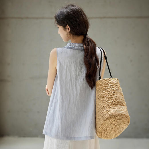 西遇V领木耳边无袖上衣女2026年夏季新款肌理感宽松显瘦系带衬衫SS060444 商品图4
