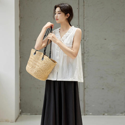 西遇V领木耳边无袖上衣女2026年夏季新款肌理感宽松显瘦系带衬衫SS060444 商品图3