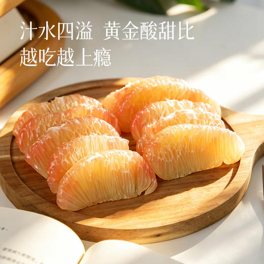 【泰国翡翠蜜柚】部分果皮带有花斑不影响口感 晒够太阳果肉红润透亮 晒得少果肉颜色清淡 清甜爆汁 味道无差别 商品图2