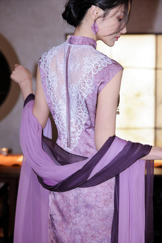 【多件多折】逸红颜《瑬萤》26年夏新款紫雾缎面提花蕾丝拼接微露背流苏旗袍女 商品图0