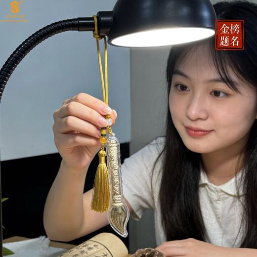 香港周六福 999足金金榜题名神笔马良挂饰 小巧便携 纹理灵动 商品图2